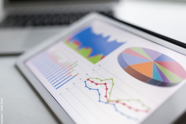 Tablet with business statistic chart © leungchopan / Adobe Stock