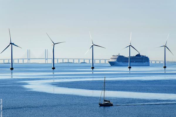 Offshore wind turbines on the coast of Copenhagen, Denmark © balipadma / Adobe Stock